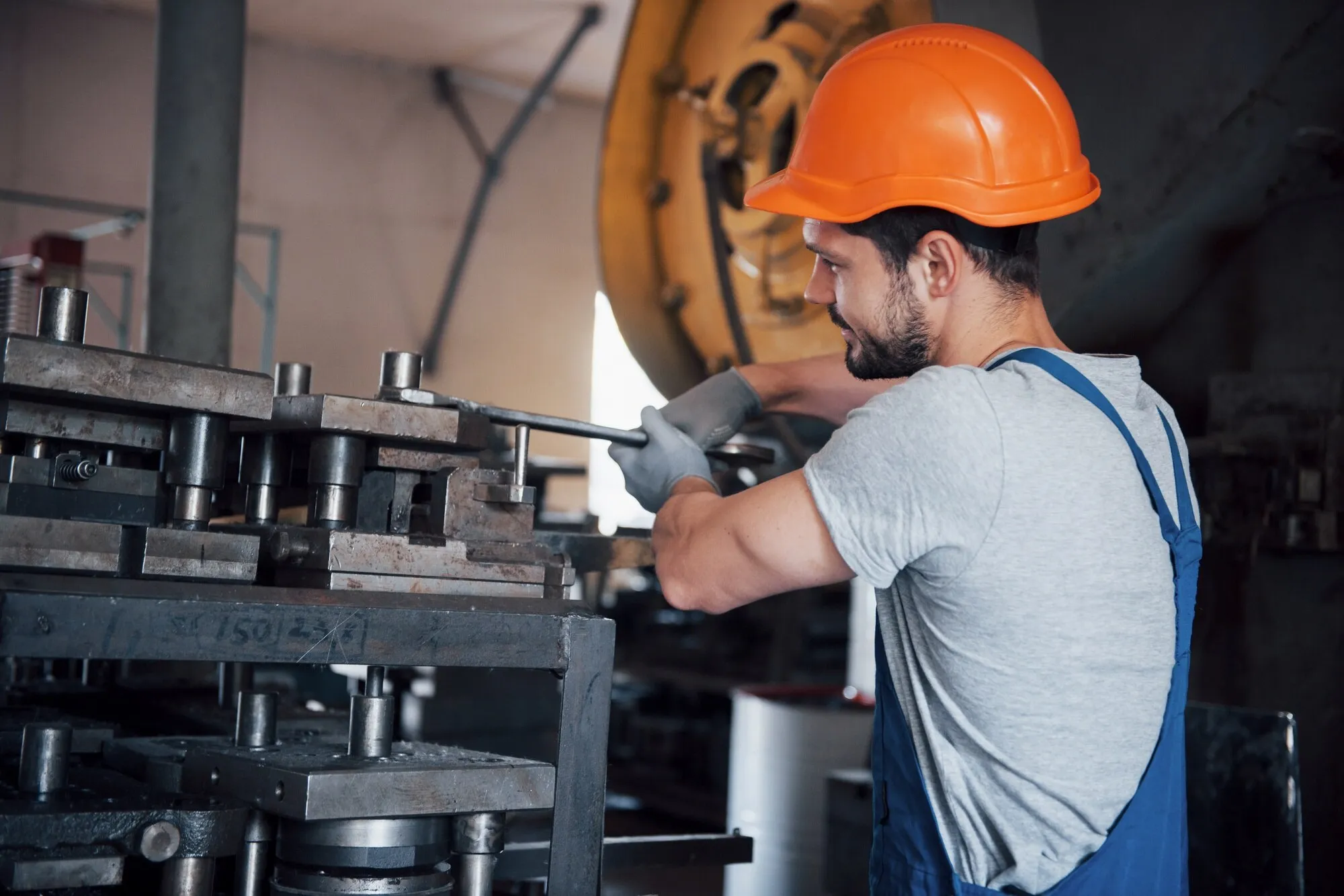 imgi_10_portrait-young-worker-hard-hat-large-metalworking-plant_146671-19533