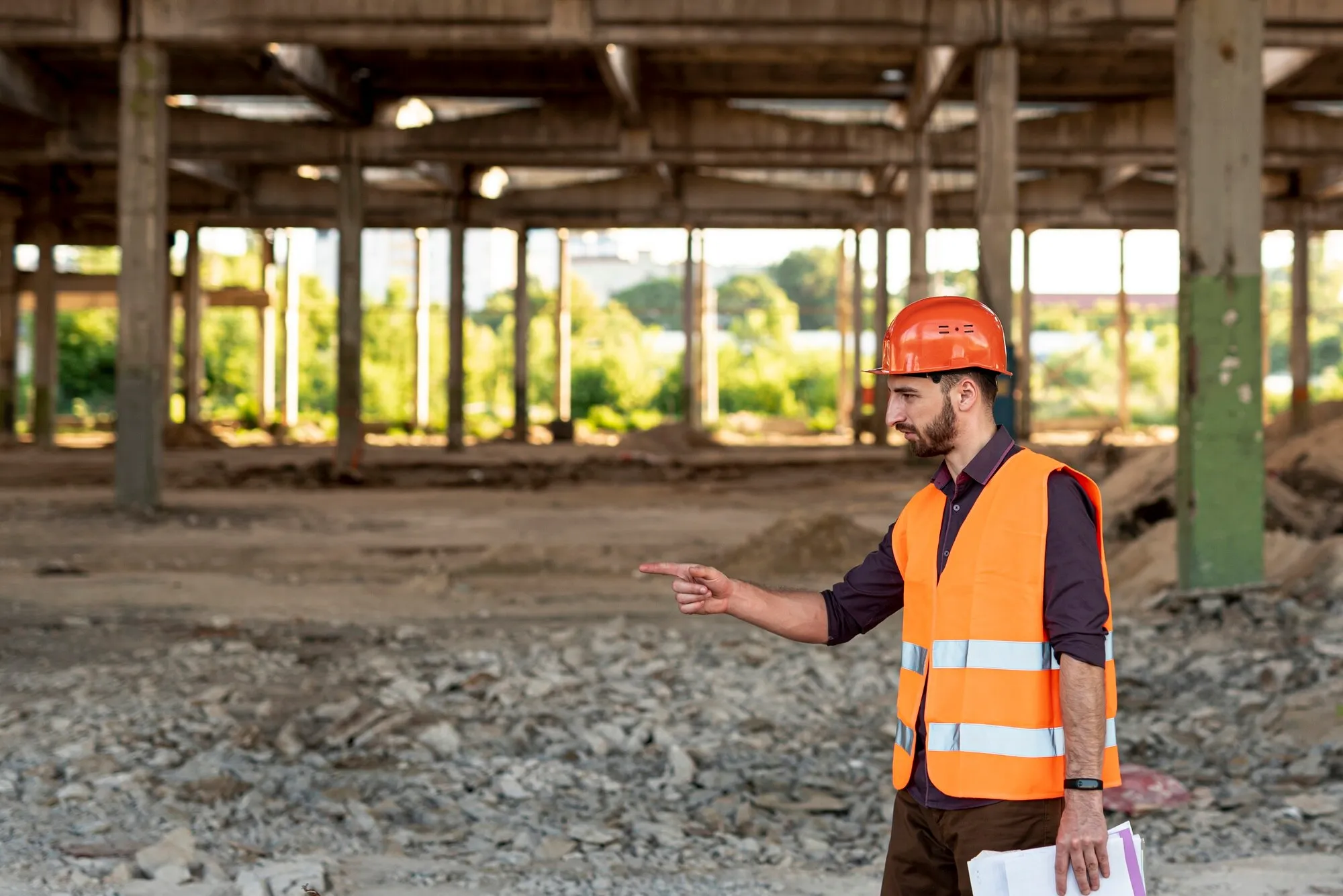 imgi_10_side-view-man-with-orange-vest-pointing_23-2148269877